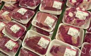 Près de 2,5 tonnes de viande possiblement contaminée par la bactérie E. Coli ont été vendues début mars dans des magasins Carrefour, Déli et Monoprix en région parisienne, dans l'Ouest et le Nord, ont indiqué mardi les services vétérinaires de la Manche.