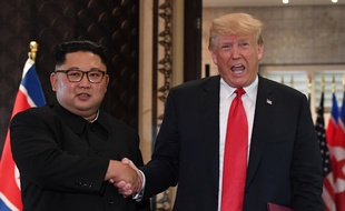 Donald Trump et Kim Jong-Un lors d'un sommet historique, le 12 juin 2018.