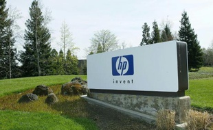 Le logo de Hewlett Packard au siège du groupe informatique à Palo Alto en Californie le 19 mars 2002
