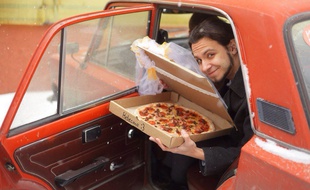 Le jeune Russe, faute d'avoir trouvé l'âme sœur, a décidé d'épouser une pizza.