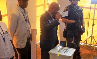 Le Premier ministre du Lesotho Tom Thabane vote dans un bureau électoral de la banlieue de Maseru, le 28 février 2015