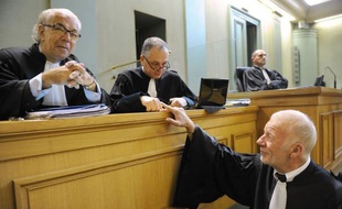 Les Védrines, riche famille du Sud-Ouest ruinée par un présumé "gourou", ont peiné mercredi devant la Cour d'appel de Bordeaux à restituer, ou même s'expliquer comment pendant près de dix ans, ils ont pu tomber sous l'emprise du prévenu provocateur.