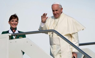 Le pape François salue les journalistes alors qu'il embarque pour une tournée en Amérique du sud, depuis l'aéroport de Fiumicino à Rome, le 5 juillet 2015