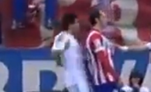 Pepe tente de faire expulser Diego Godin, le 2 mars 2014 à Vicente Calderon.