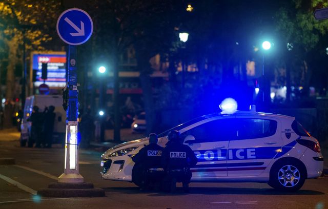 La police positionnée tout autour du Bataclan alors qu’une attaque terroriste a lieu dans la salle de concert le 13 novembre 2015 à Paris