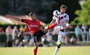 Emiliano Sala, l'attaquant des Girondins (à d.) lors du match de préparation de son équipe face à Guingamp, le 17 juillet 2015 à Royan.