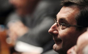 Jean-François Lamour, député UMP du XVème arrondissement de Paris, a démenti vendredi des informations de presse évoquant sa possible candidature aux législatives à Lyon, assurant qu'en aucun cas, il ne quitterait la capitale et sa circonscription.