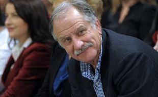 Noël Mamère, député-maire EELV de Bègles (Gironde), a proposé lundi que la présidence du groupe écologiste à l'Assemblée nationale soit assurée par "un binôme homme-femme", se portant lui-même candidat.