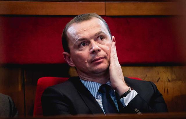 Fin 2023, le ministre du Travail, Olivier Dussopt, fait face à la justice pour favoritisme. Il sera relaxé, écarté du gouvernement, puis condamné en appel.