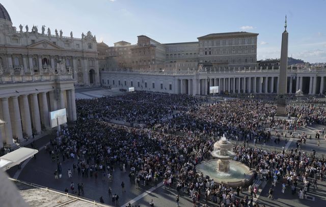 640x408_white-smoke-billows-from-the-chimney-of-the-sistine-chapel-during-the-conclave-to-elect-a-successor-of-late-pope-francis-at-the-vatican-thursday-may-8-2025-ap-photo-antonio-calanni-xdb118-25128589889413-2505081827 Election du nouveau pape :  la joie et les larmes des fidèles