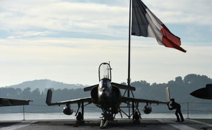 La piste de décollage du porte-avions Charles de Gaulle à Toulon le 18 novembre 2015
