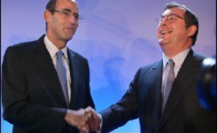 Deux ans après avoir sauvé de la faillite Alstom, l'Etat sort du capital du groupe industriel français conformément aux exigences de la Commission européenne et tout en jouant la carte du patriotisme économique, en vendant sa part à Bouygues.