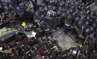 Les heurts de samedi ont fait 32 blessés à Alger, selon l'opposition.