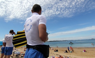 Des CRS surveillent la plage de Bon Secours à Saint-Malo, ici en juillet 2016.