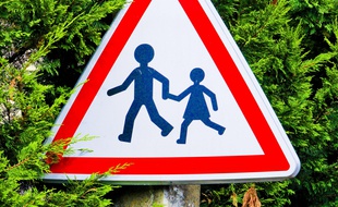 Un panneau signalant une école. Illustration.