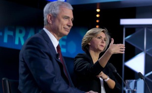 Claude Bartolone (g) et Valérie Pécresse, lors d'un débat télévisé pour les élections régionales, le 9 décembre 2015