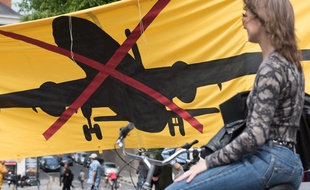 Opponents of the project of airport in Notre Dame des Landes demonstrate in front of the administrative court of Nantes. The administrative court examined appeals on the law about water and protected species. Nates Western France on June 18 2015.
Des opposants au projet d aeroport de Notre Dame des Landes manifestent devant le tribunal administratif de Nantes durant l audience au cours de laquelle 17 recours portant sur la loi sur l eau et les especes protegees sont examines. Nantes le 18 06 2015./SALOM-GOMIS_SALOMGOMIS18020/Credit:SEBASTIEN SALOM-GOMIS/SIPA/1506181820