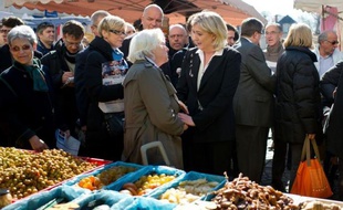 La candidate du Front national, Marine Le Pen, s'en est pris vendredi au président-candidat Nicolas Sarkozy, affirmant qu'il "représentait la gauche" et "l'idéologie de gauche", en marge d'un déplacement à Senlis (Oise).