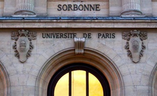 Une cérémonie publique de parrainages d'étudiants étrangers, auxquels il a été refusé de travailler en France, a été organisée mardi dans un amphithéâtre bondé de l'université Panthéon-Sorbonne, pour aider des étudiants victimes de la circulaire Guéant, considérée comme "une infamie".