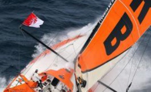 Le Français Vincent Riou, l'un des grands favoris du Vendée Globe 2012-2013, a décidé d'abandonner suite à l'avarie causée samedi à son bateau (PRB) lors d'une collision avec une bouée métallique au large des côtes brésiliennes, a annoncé dimanche son équipe