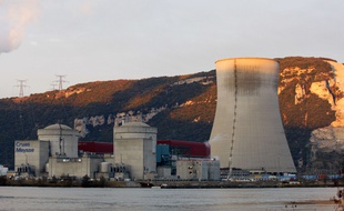 22 militants de Greenpeace seront jugés le 17 mai pour s'être introduits dans la centrale de Cruas-Meysse (Ardècheà le 28 novembre.