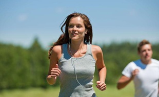 Une joggeuse qui écoute de la musique pendant son activité.