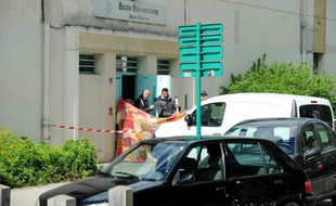Des policiers sur le lieu de la fusillade qui a fait deux morts, le 25 avril 2016 à Greoble
