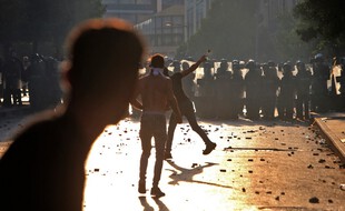 L'armée libanaise et les forces de sécurité affrontent des manifestants près du parlement dans le centre-ville de Beyrouth le 4 août 2021