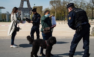 Des policiers contrôlent des passants près de la tour Eiffel à Paris, le 7 avril 2020.