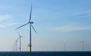 Des éoliennes maritimes près des îles Héligoland, en mer du Nord, le 4 novembre 2015