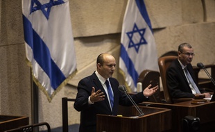 Le nouveau Premier ministre Naftali Bennett dimanche 13 juin 2021 devant la Knesset.