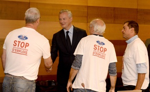 Le ministre de l'Economie Bruno Le Maire a rencontré des représentants des salariés de l'usine Ford ce lundi à Bordeaux. (Photo by Nicolas TUCAT / AFP)