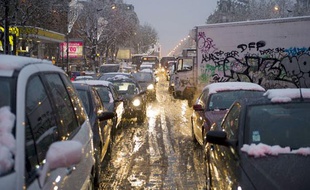 Véhicules bloqués par la neige au niveau de Villeneuve-Saint-Georges (Val-deMarne) le 8 décembre 2010.