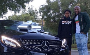 Floyd Mayweather pose avec son fils devant la Mercedes achetée pour son anniversaire.