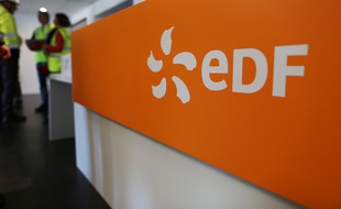 Photo du logo d'EDF, prise le 28 septembre 2015 à Flamanville.