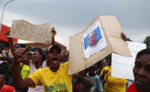 Une manifestation en Afrique du sud après le meurtre par des policiers d'un chauffeur de taxi mozambicain.