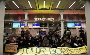 Des manifestants bloquent les accès aux terminaux Eurostar dans la gare de Saint-Pancras, le 16 octobre 2015 à Londres