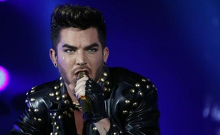 Le chanteur américain Adam Lambert avec le groupe mythique Queen, le 26 janvier 2015 au Zénith à Paris