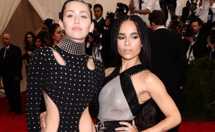 Miley Cyrus, left, et Zoë Kravitz au gala du MET le 4 mai 2015.