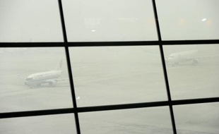 Des centaines de vols ont été annulés en 24 heures à Pékin, officiellement en raison du "brouillard", tandis que le niveau de pollution atmosphérique était qualifié de "dangereux" par l'ambassade des Etats-Unis.