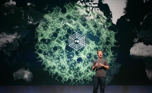 Le réseau social sur internet Facebook, qui réunit désormais plus de 10% de la population mondiale, semble bien avoir rétréci le monde, en ramenant à 4,74 en moyenne les degrés de séparation entre deux individus, au lieu des 6 degrés communément admis depuis les années 1920.