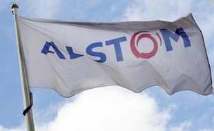 Le logo du groupe Alstom flottant à Levallois-Perret le 27 avril 2014