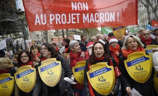 Des manifestants protestent contre le projet de loi Macron à Paris le 10 décembre 2014