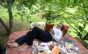 Gonzague Saint-Bris, fondateur et président de la Forêt des livres, dans son lit de lecture, à Chanceaux-près-Loches.
