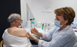 A Paris comme dans le reste de l'Hexagone, les fermetures de centres de vaccination anti-Covid se multiplient.