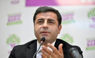 Selahattin Demirtas lors d'une conférence de presse à Ankara le 1er novembre 2015 après la publication des résultats