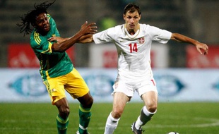 Le Serbe, Milan Jovanovic, à la lutte avec le Sud-Africain, Mcbeth Sibaya, lors d'un match amical à Pretoria, le 12 août 2009.