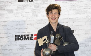 Le chanteur canadien Shawn Mendes pose avec ses récompenses après les MTV Europe Music Awards, à Londres, le 12 novembre 2017.