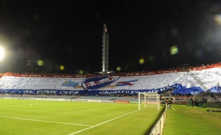 Les supporters du club uruguayen de Nacional ont déployé jeudi dans les tribunes de leur stade du Centenario de Montevideo ce qu'ils présentent comme "le plus grand drapeau du monde" à l'occasion du match de Copa Libertadores contre les Mexicains de Toluca.