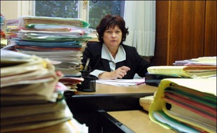 La juge Marie-Odile Bertella-Geffroy ne pourra pas réintégrer ses fonctions au pôle santé du tribunal de grande instance de Paris, selon une ordonnance rendue vendredi par le Conseil d'Etat, qu'elle avait saisi en référé.